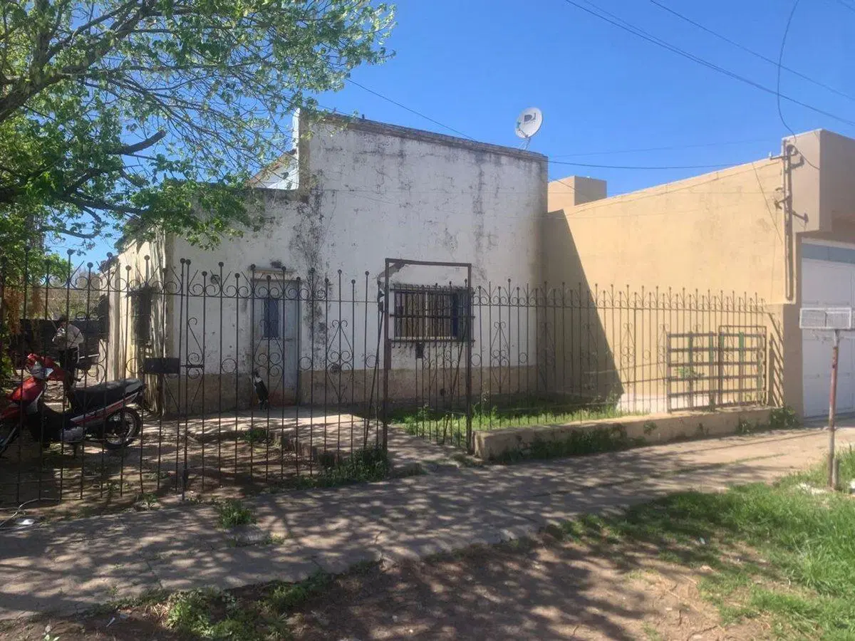 Venta Casa a reciclar con terreno 10 x 30 Perez 2