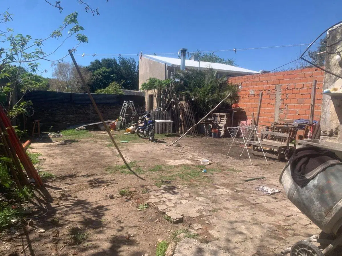 Venta Casa a reciclar con terreno 10 x 30 Perez 5