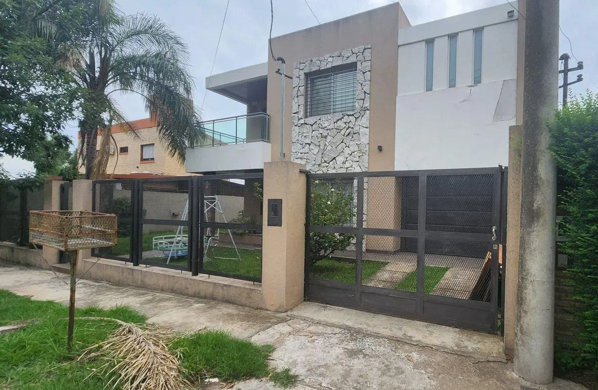 VENTA CASA TRES DORMITORIOS, COCHERA. PARQUE FIELD 4