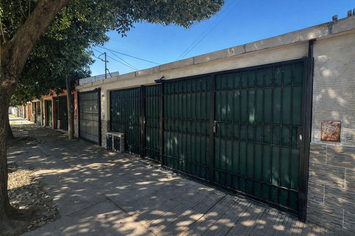 VENTA CASA 3 DORMITORIOS CON COCHERA APTA CREDITO