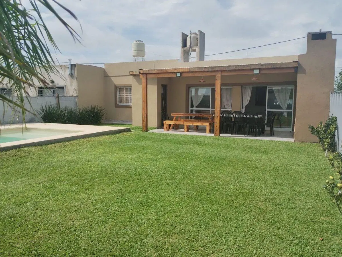 VENTA CASA TRES DORMITORIOS PILETA EN LA CAROLINA 2