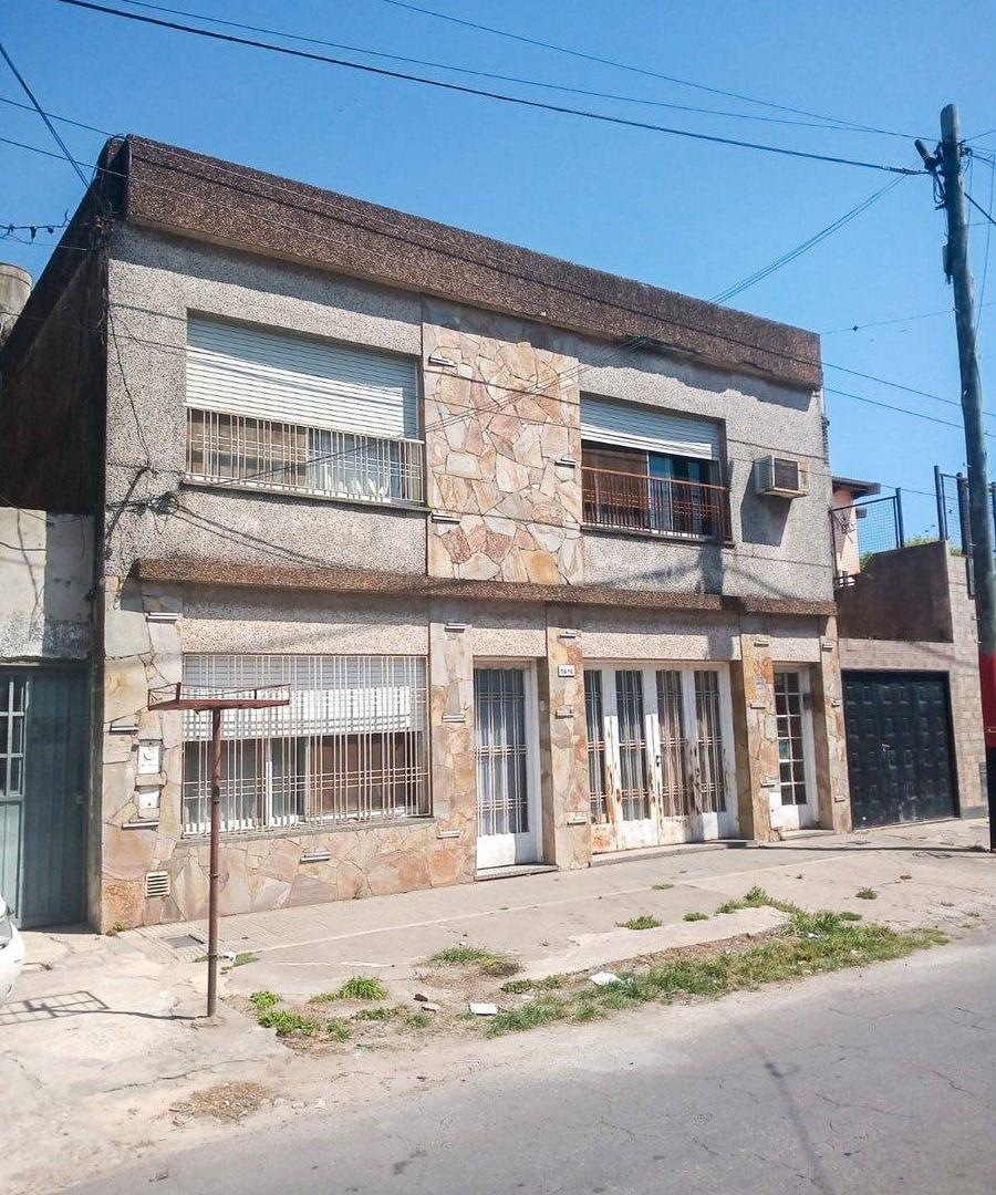 VENTA CASA 4 DORMITORIOS, COCHERA Y PATIO