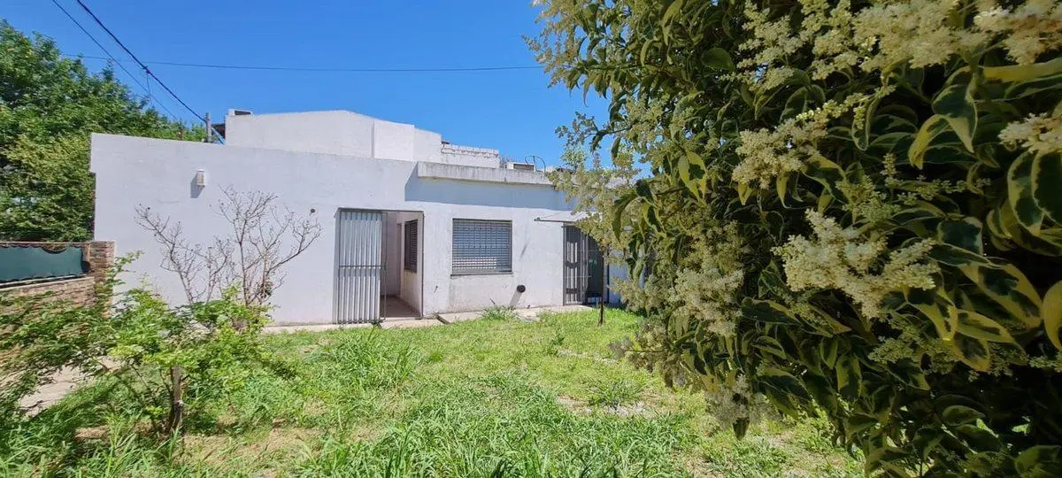 Casa 2 dormitorios cochera jardin V. Constitución 4
