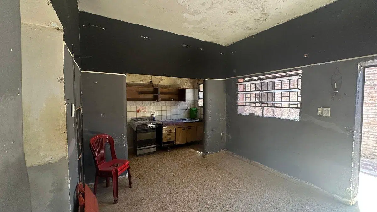 VENTA CASA 1 DORMITORIO Y COCHERA A REFACCIONAR 2