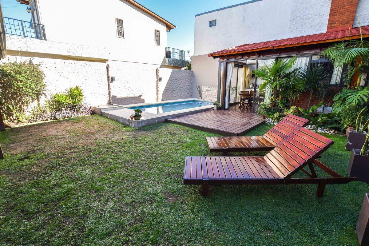 VENTA CASA 2 DORMITORIOS, PILETA - TIRO SUIZO