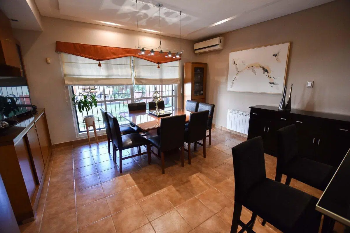 VENTA CASA 2 DORMITORIOS, PILETA - TIRO SUIZO 4