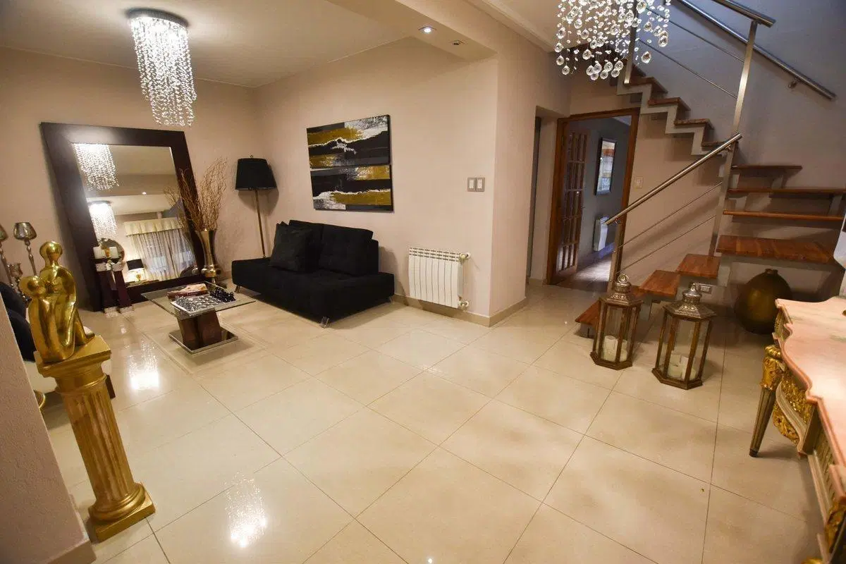 VENTA CASA 2 DORMITORIOS, PILETA - TIRO SUIZO 2