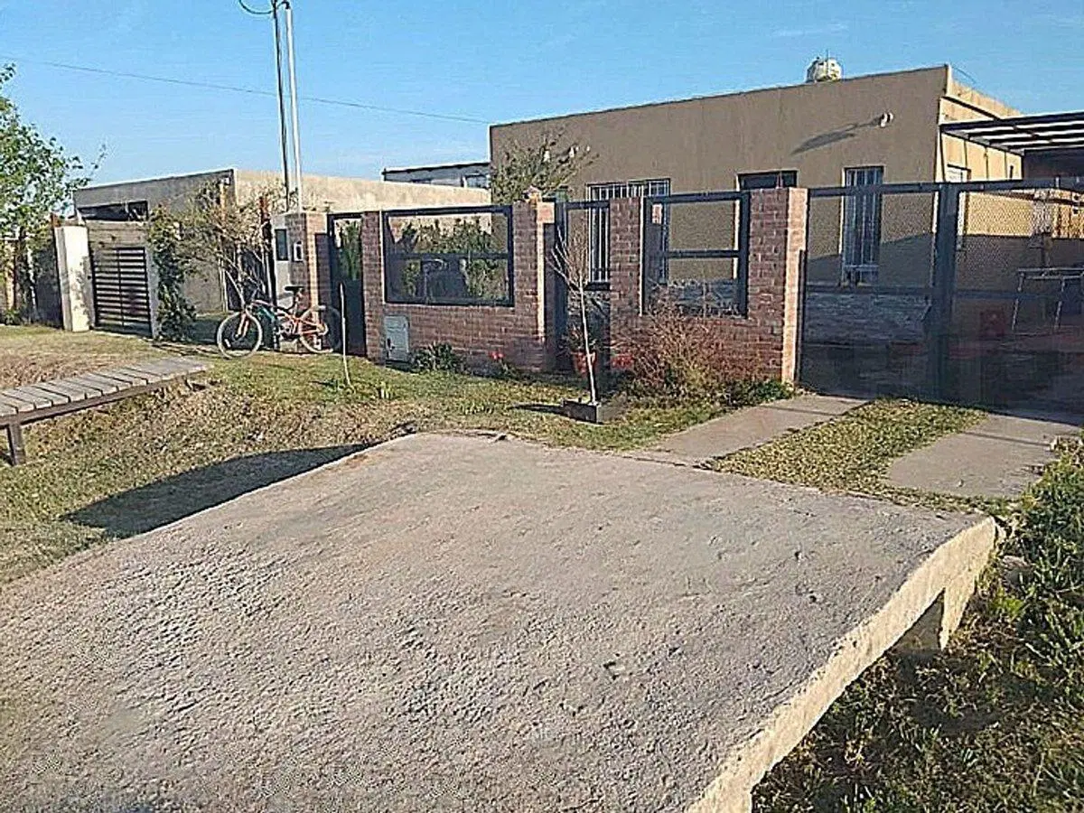 Casa 2 Dormitorios Jardín y Pileta Campiñas Piñero 2