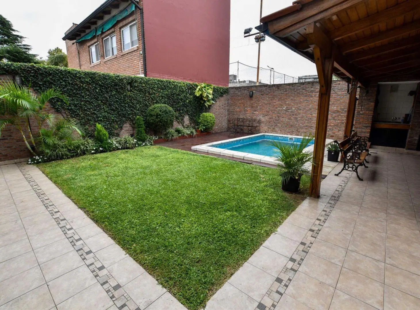 VENTA DE CASA 4 DORMITORIOS CON PILETA 5