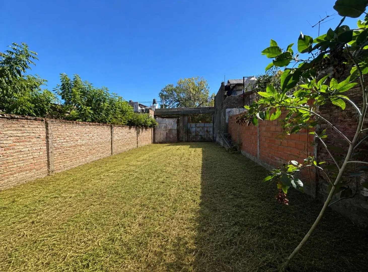 VENTA AMPLIO  GALPON 400 M2 BARRIO LAS HERAS 3