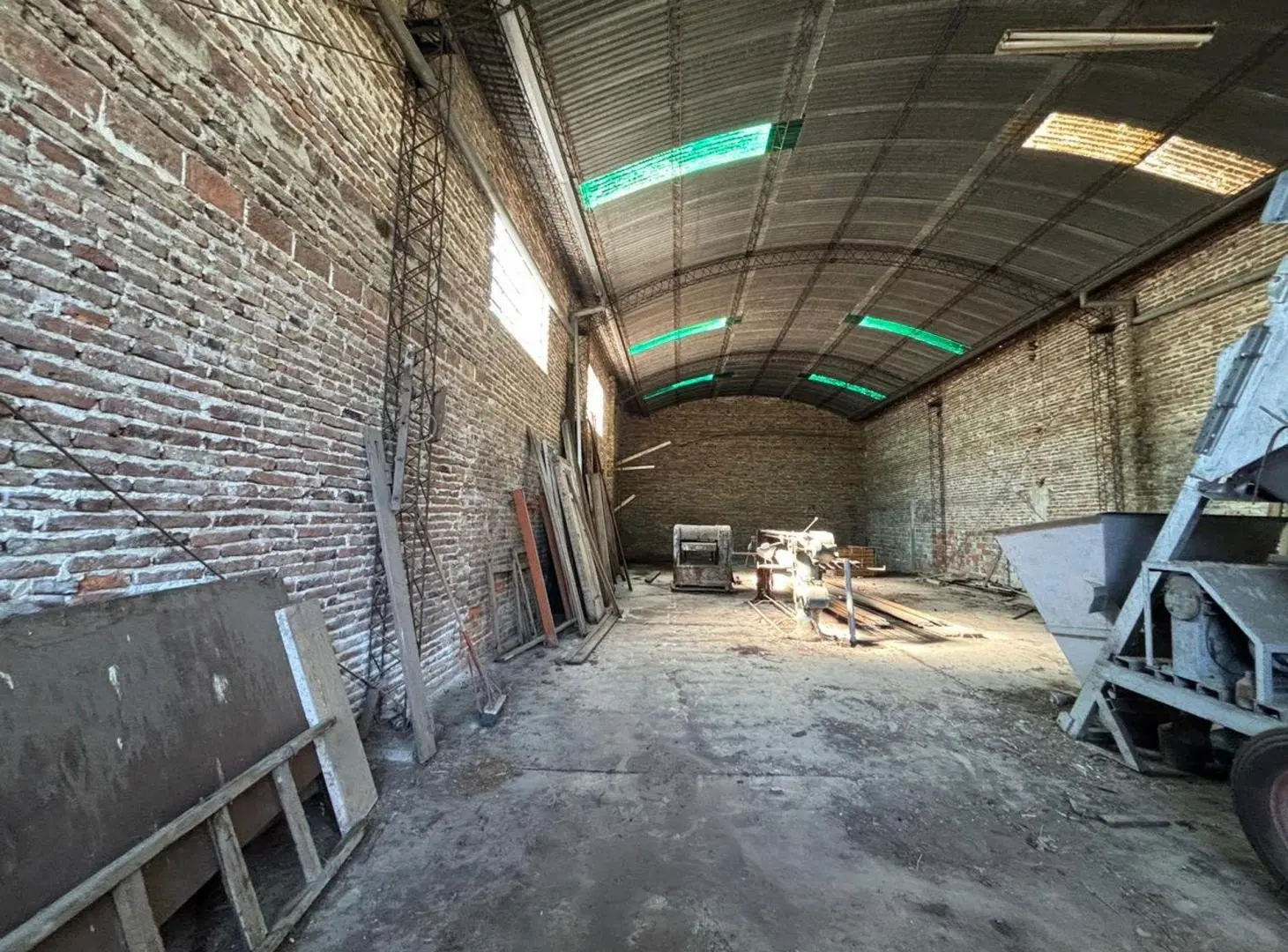 VENTA AMPLIO  GALPON 400 M2 BARRIO LAS HERAS 4