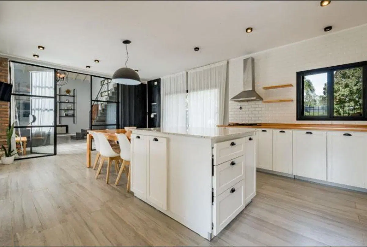 CASA 3 DORMITORIOS, PARQUE Y PILETA. RICARDONE 3
