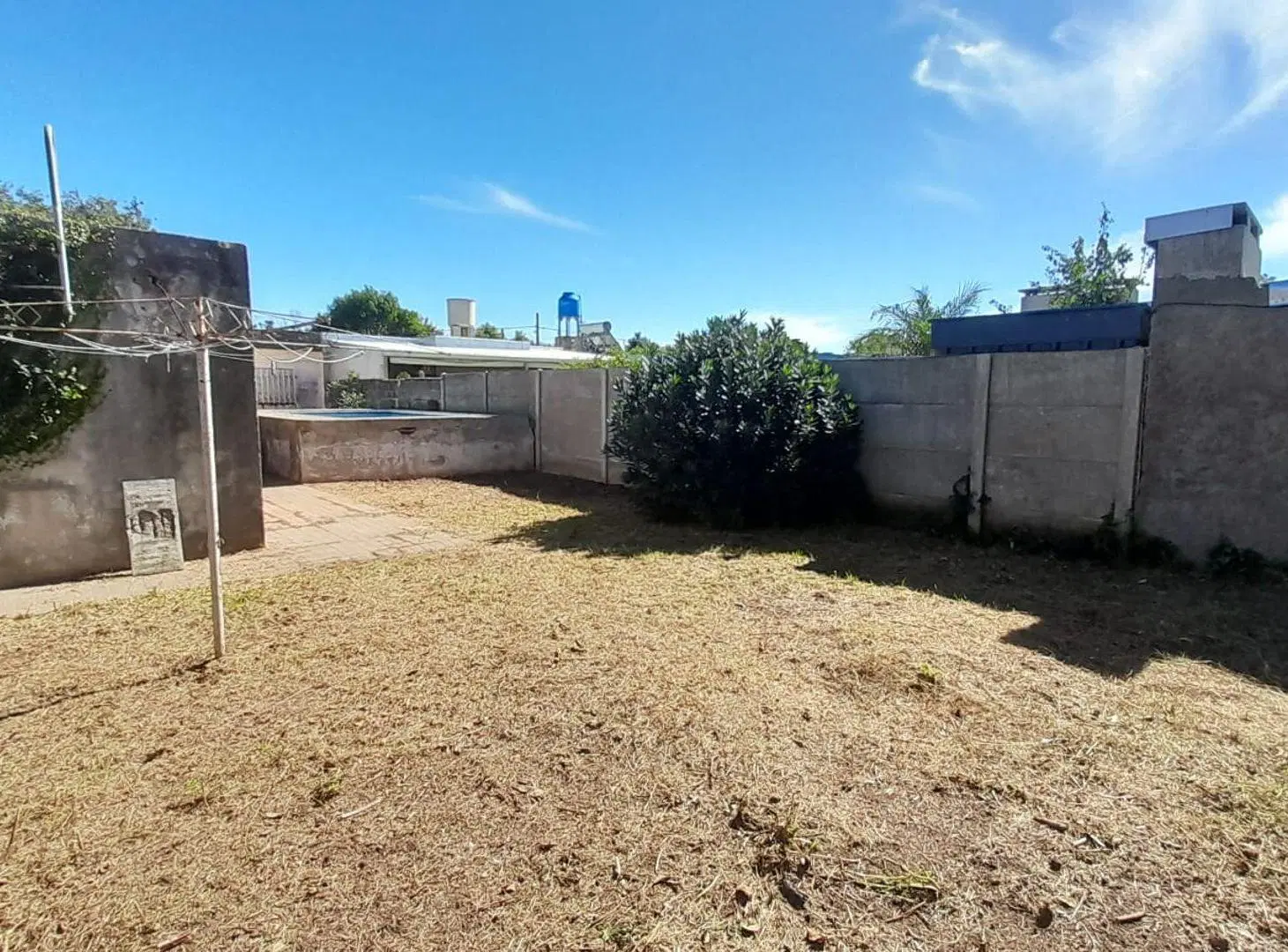 VENTA  CASA AL FRENTE  CON JARDIN EN SAN LORENZO 5