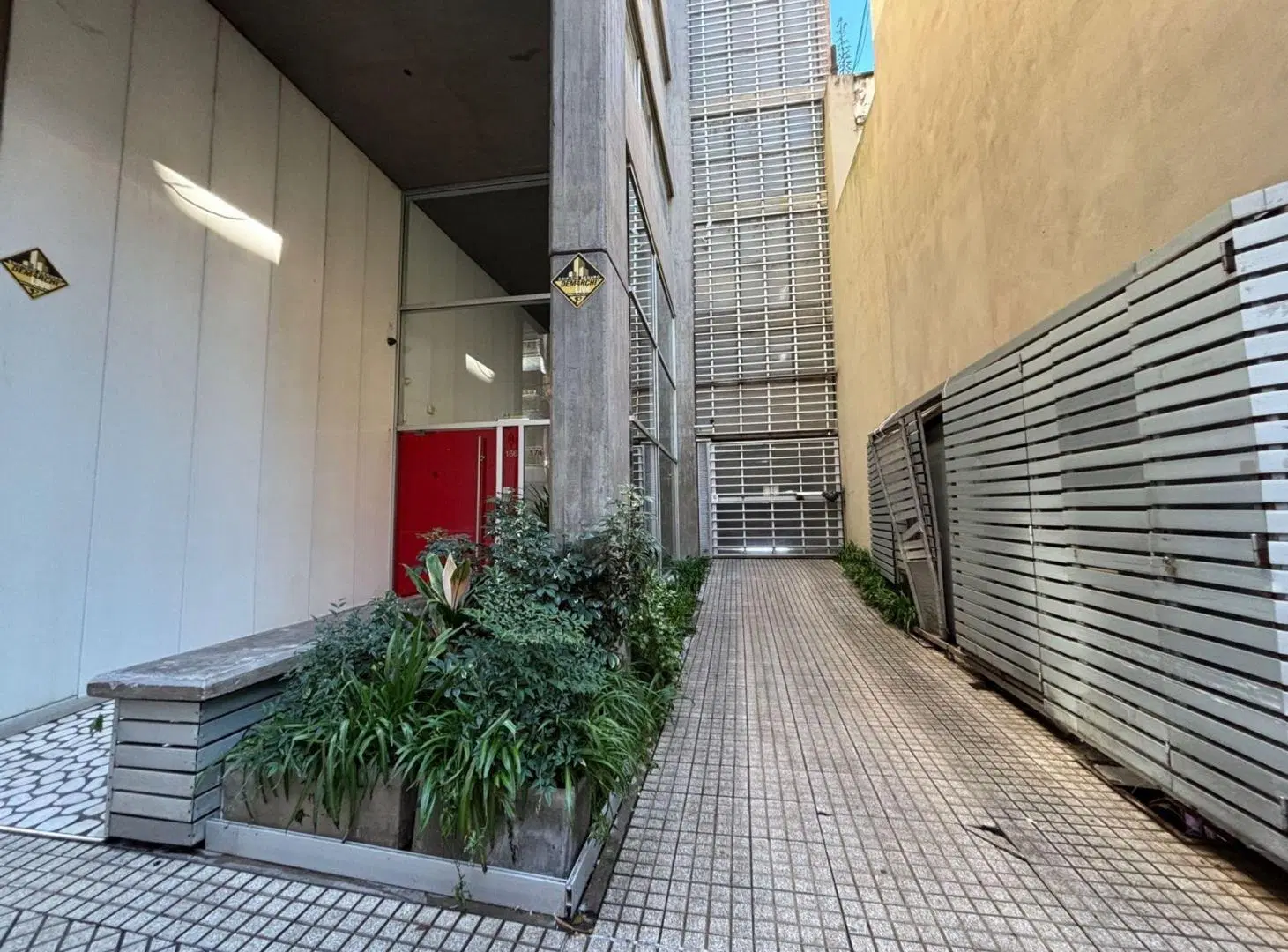 OPORTUNIDAD VENTA  AMPLIA COCHERA CENTRO RIO 5
