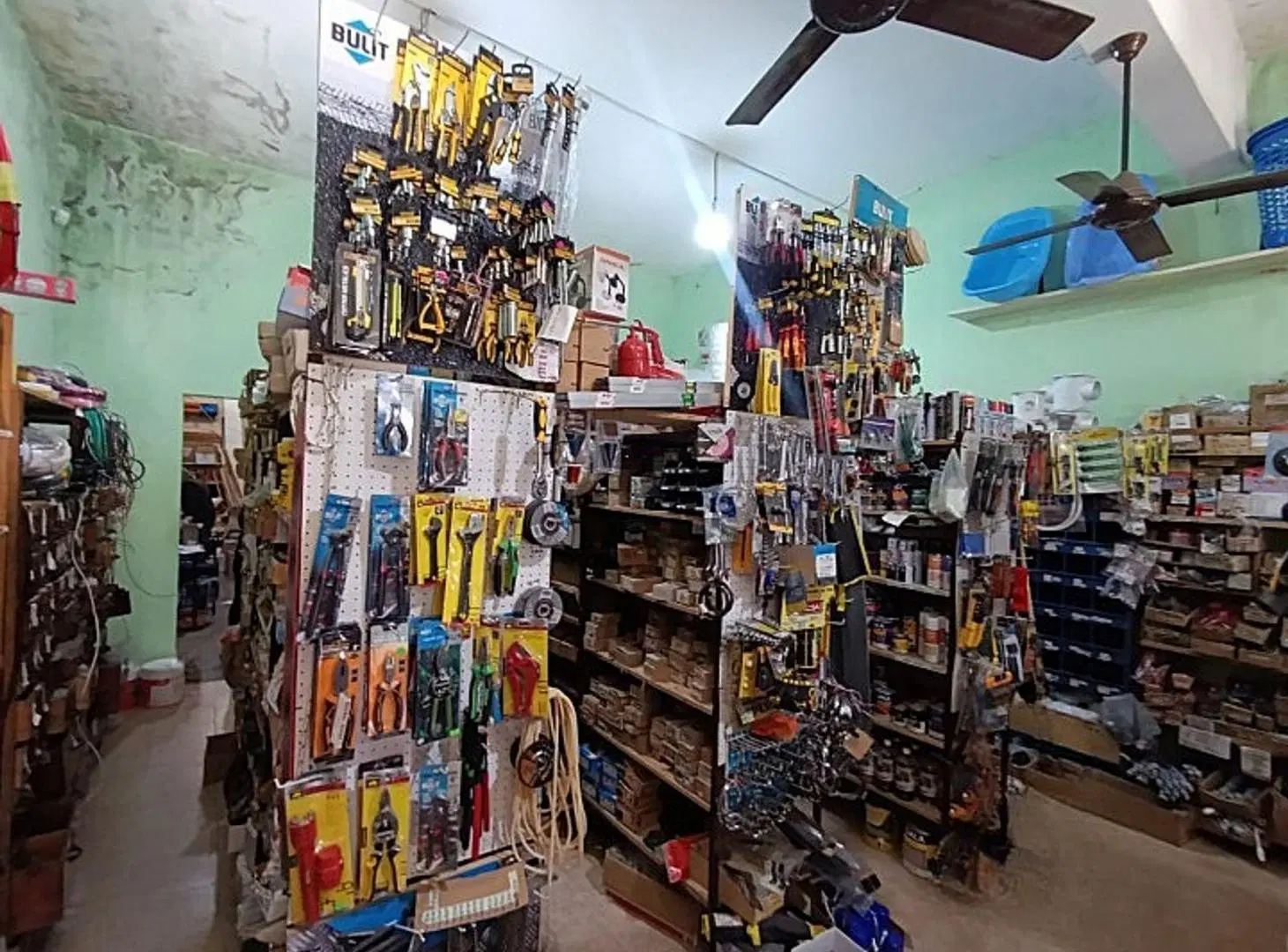VENTA LOCAL COMERCIAL CON OFICINA Y GALPÓN 5