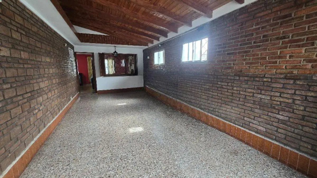 VENTA CASA 2 DORMITORIOS + COCHERA + JARDIN 4