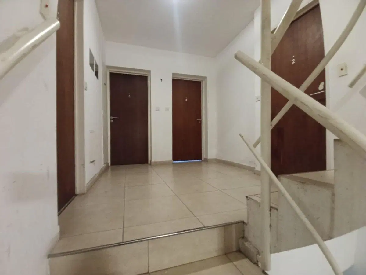 VENTA MONOAMBIENTE 1er PISO POR ESCALERA  BALCÓN 2