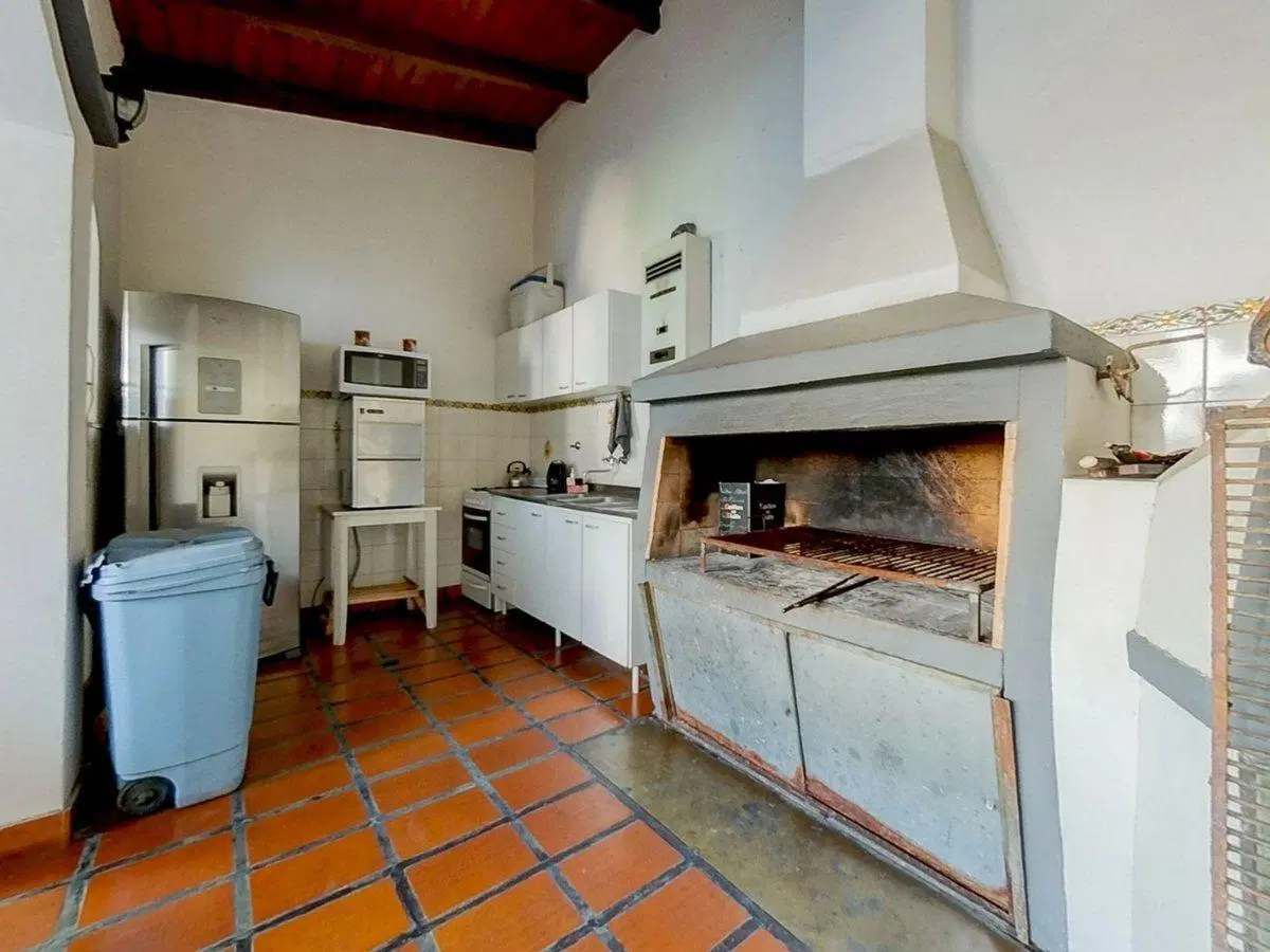 VENTA CASA 4 DORMITORIOS ESTILO COLONIAL C/ PILETA 8