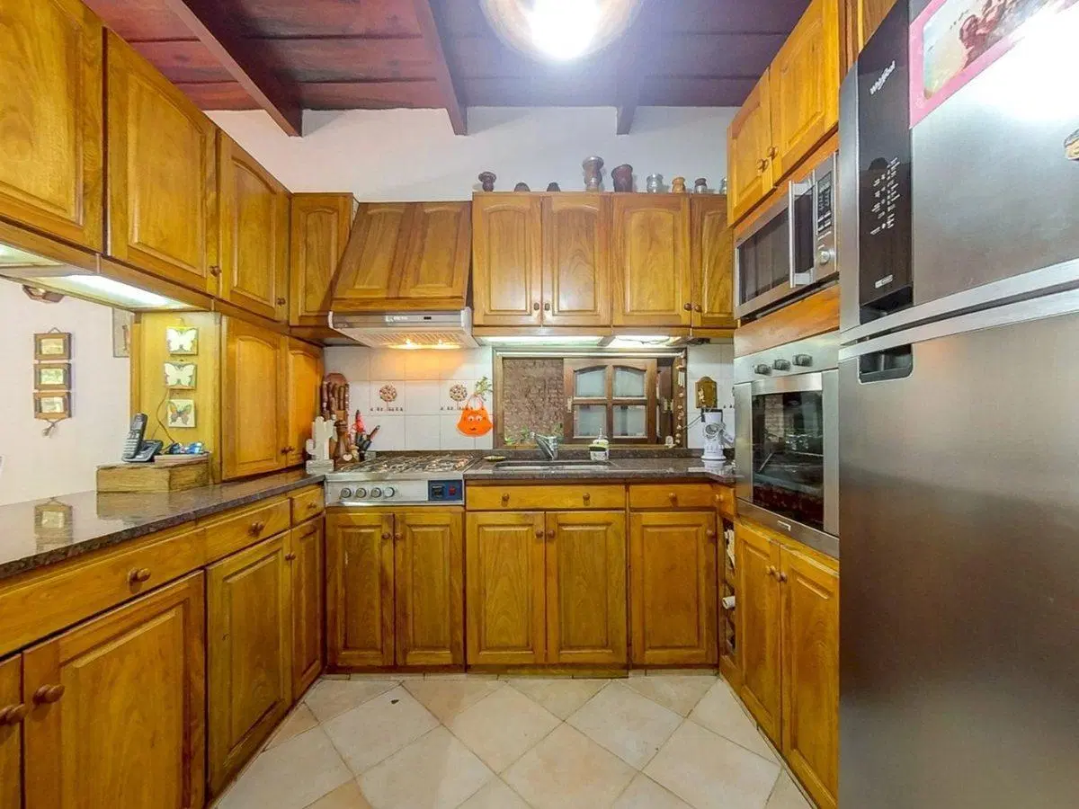 VENTA CASA 4 DORMITORIOS ESTILO COLONIAL C/ PILETA 2