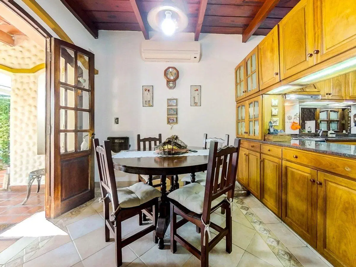 VENTA CASA 4 DORMITORIOS ESTILO COLONIAL C/ PILETA 5