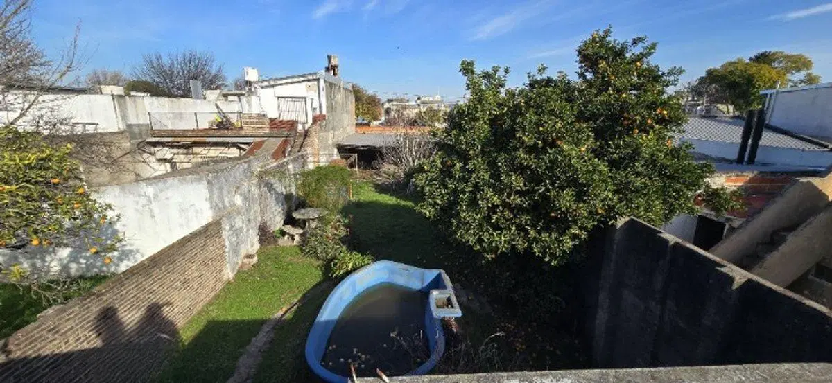 Venta casa con local, pileta y gran terreno 8