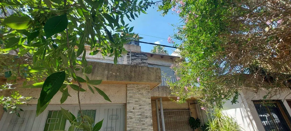 VENTA CASA AL FRENTE, 3 DORMITORIOS, COCHERA 2