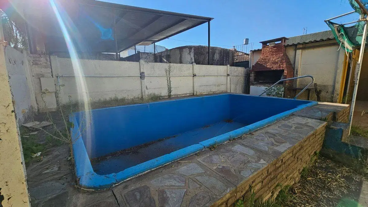 VENTA CASA 2 DORMITORIOS, LOCAL, PILETA Y COCHERA 8