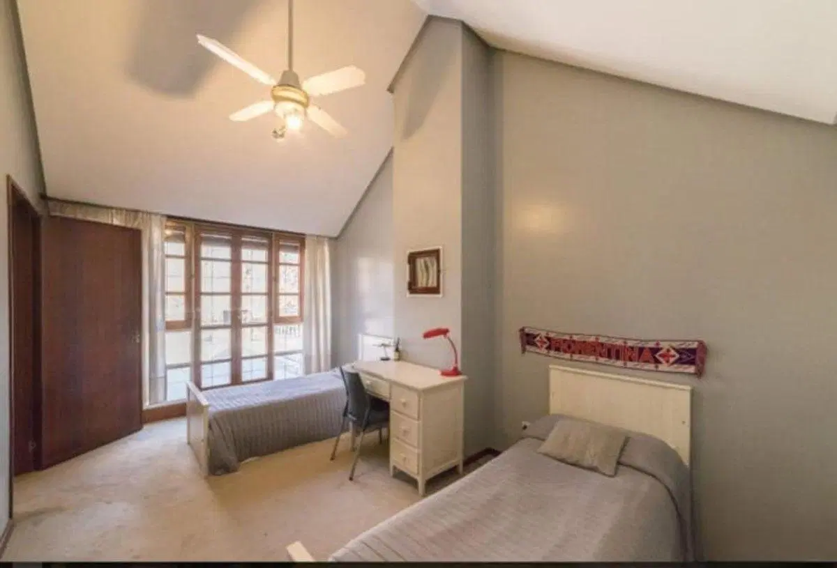 VENTA Casa cinco dormitorios parque 1200 m2 pileta 4
