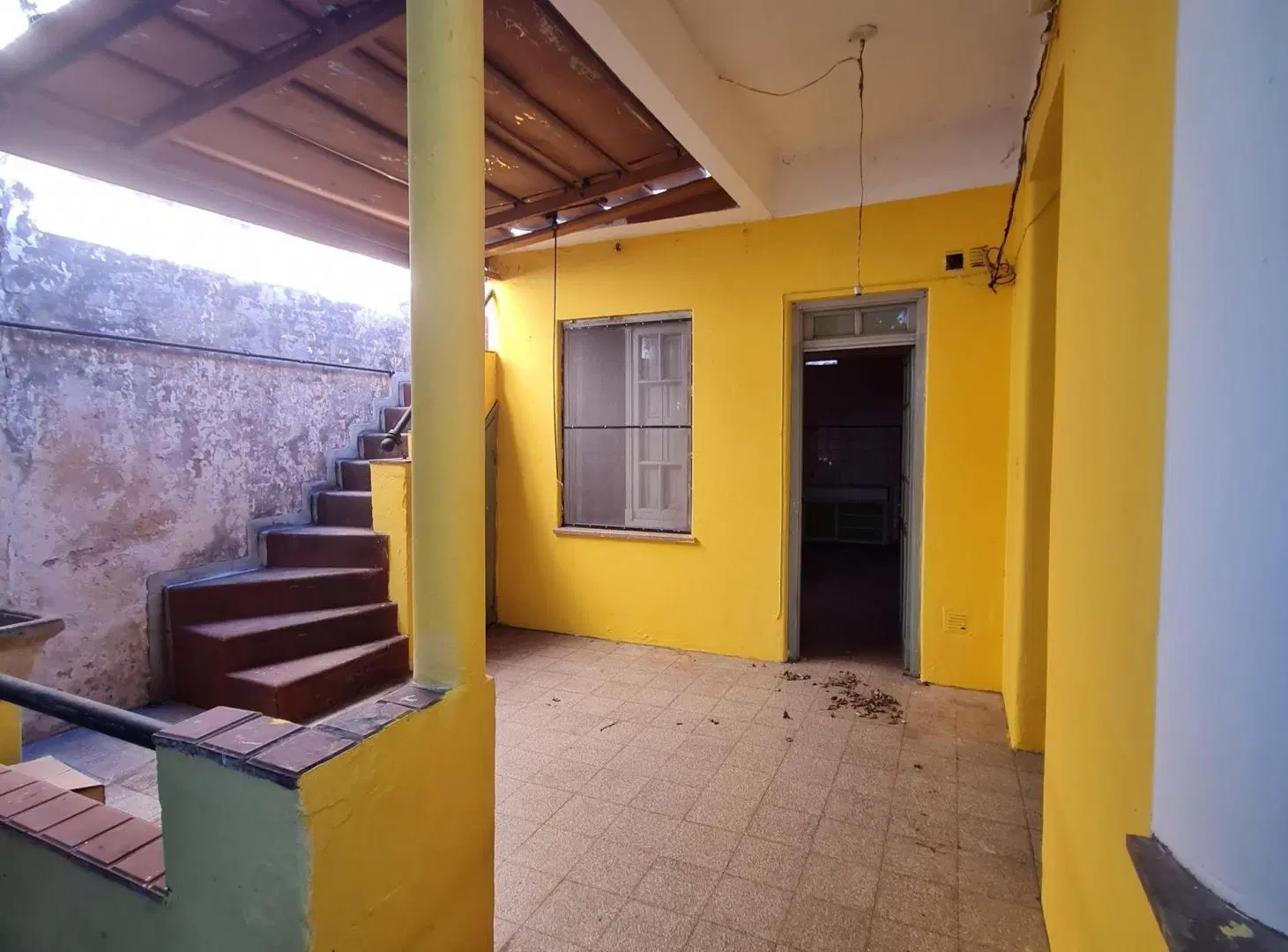 Casa al frente con cochera en venta 2