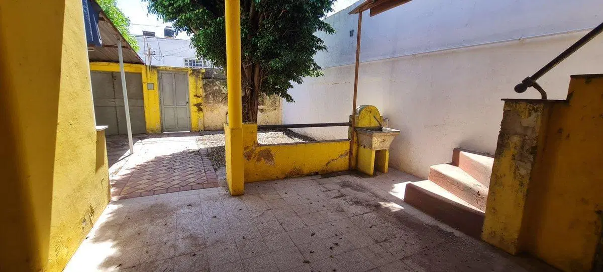 Casa al frente con cochera en venta 3