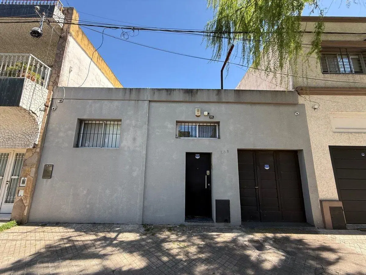 VENTA CASA/TERRENO CON PATIO Y COCHERA LUIS AGOTE 2