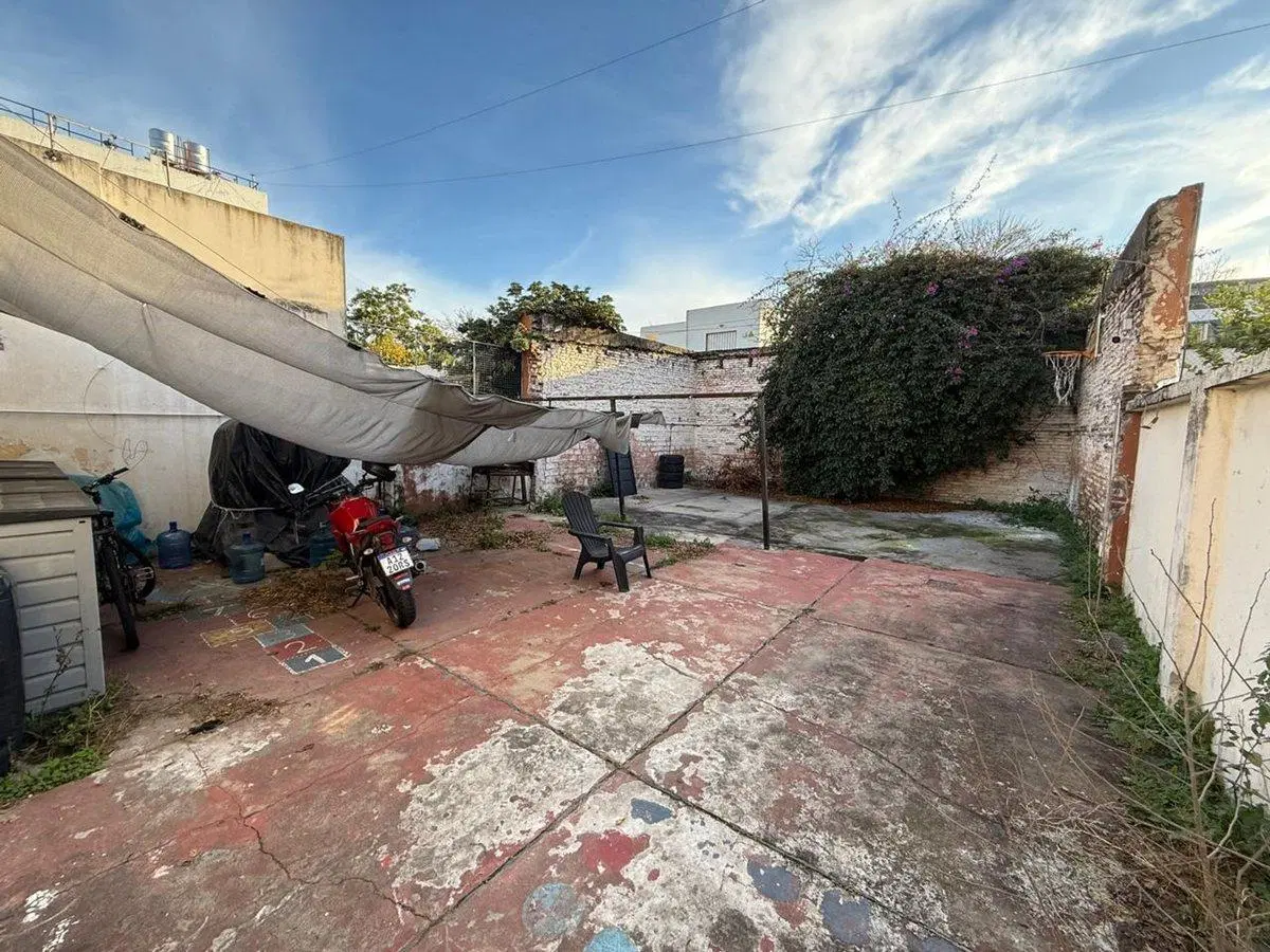 VENTA CASA/TERRENO CON PATIO Y COCHERA LUIS AGOTE 5