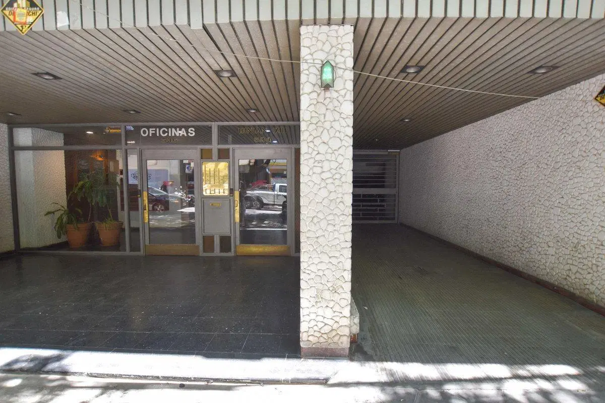 VENTA OFICINA AL FRENTE + COCHERA CENTRO RIO 5