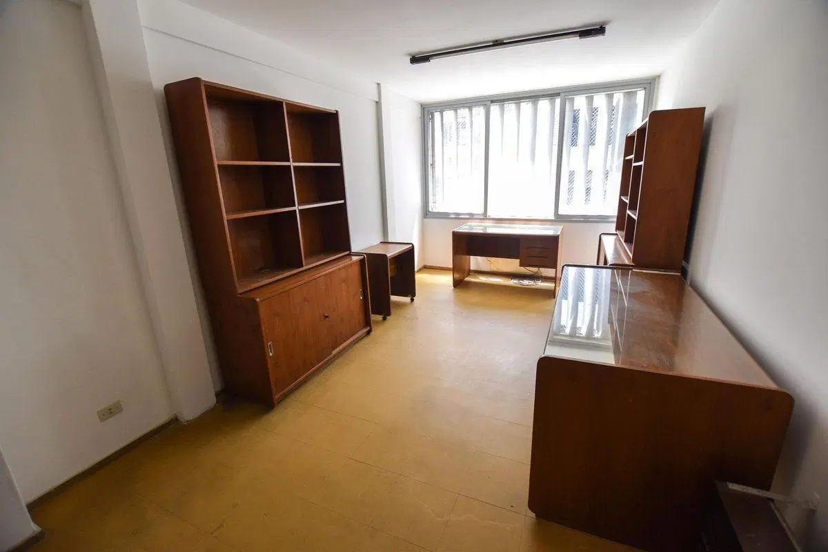 VENTA OFICINA AL FRENTE + COCHERA CENTRO RIO 8