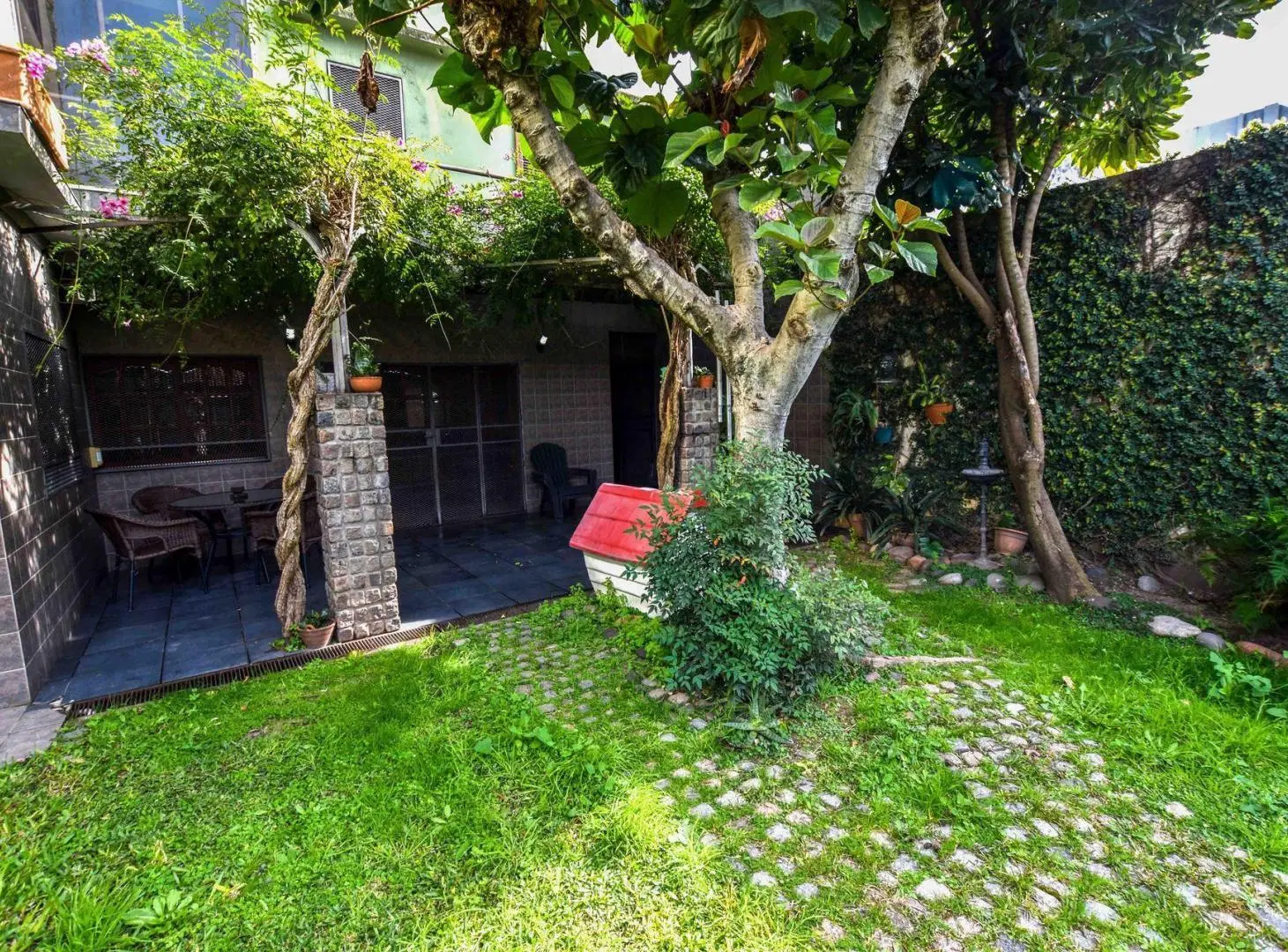 VENTA CASA 3 DORMITORIOS JARDIN, QUINCHO Y COCHERA 4