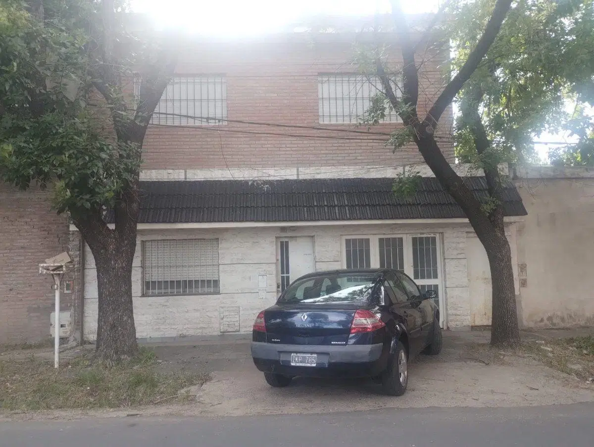 VENTA CASA 3 DORMITORIOS, PATIO Y COCHERA 2