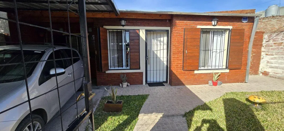 Venta casa dos dormitorios y patio verde, Alvear 4