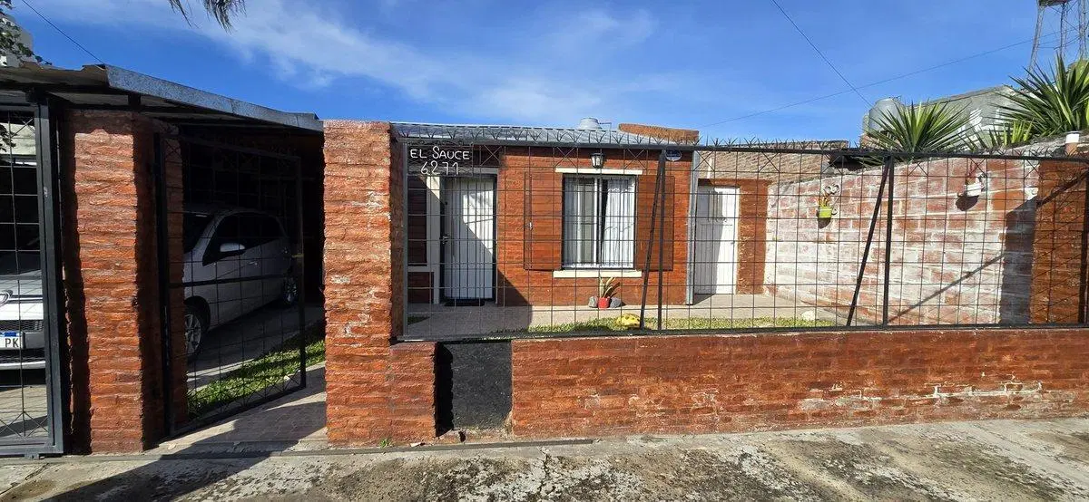Venta casa dos dormitorios y patio verde, Alvear 1