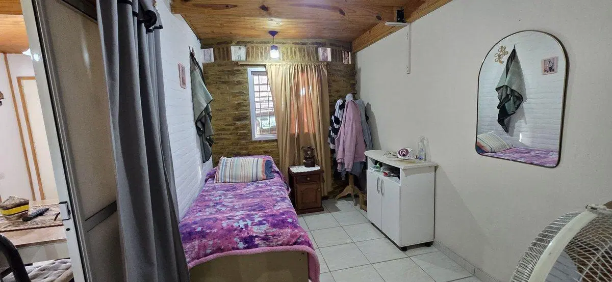 Venta casa dos dormitorios y patio verde, Alvear 8