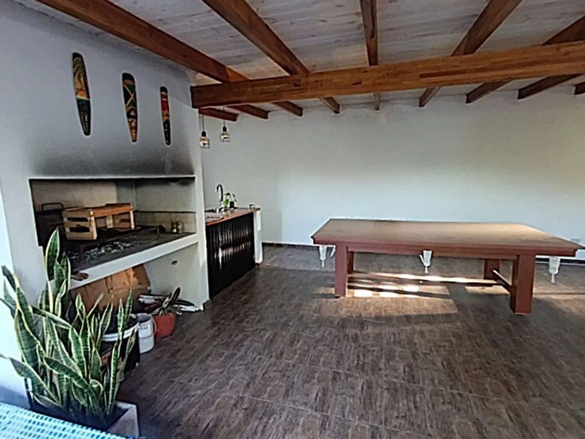 VENTA CASA 2 DORMITORIOS, COCHERA PATIO Y QUINCHO 1