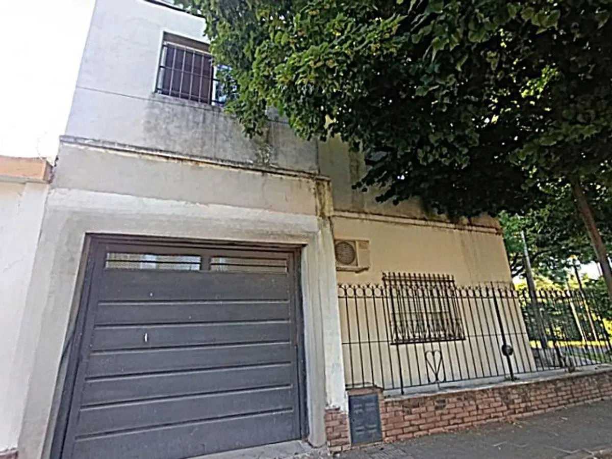 VENTA CASA 2 DORMITORIOS, COCHERA PATIO Y QUINCHO 3