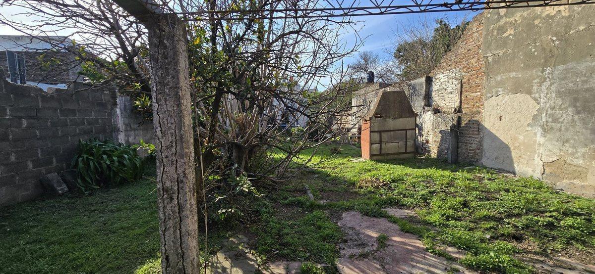 Venta casa con local, pileta y gran terreno