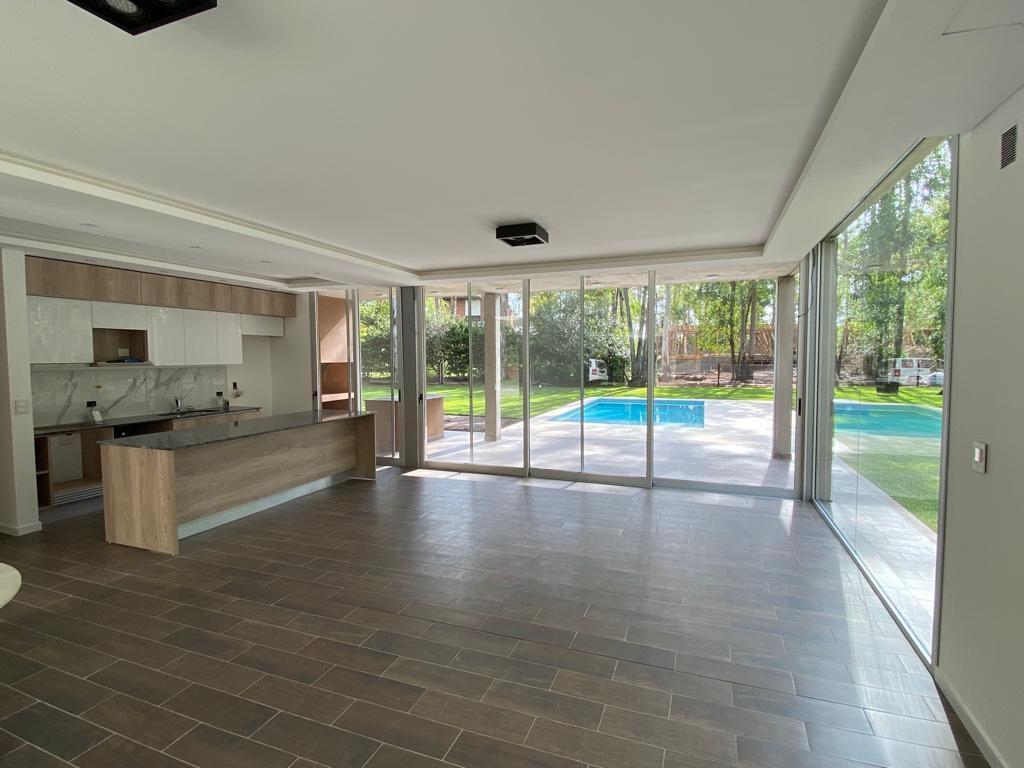Foto de VENTA - Casa de 3 dormitorios, piscina y jardín. Puerto Paraíso, imagen 2