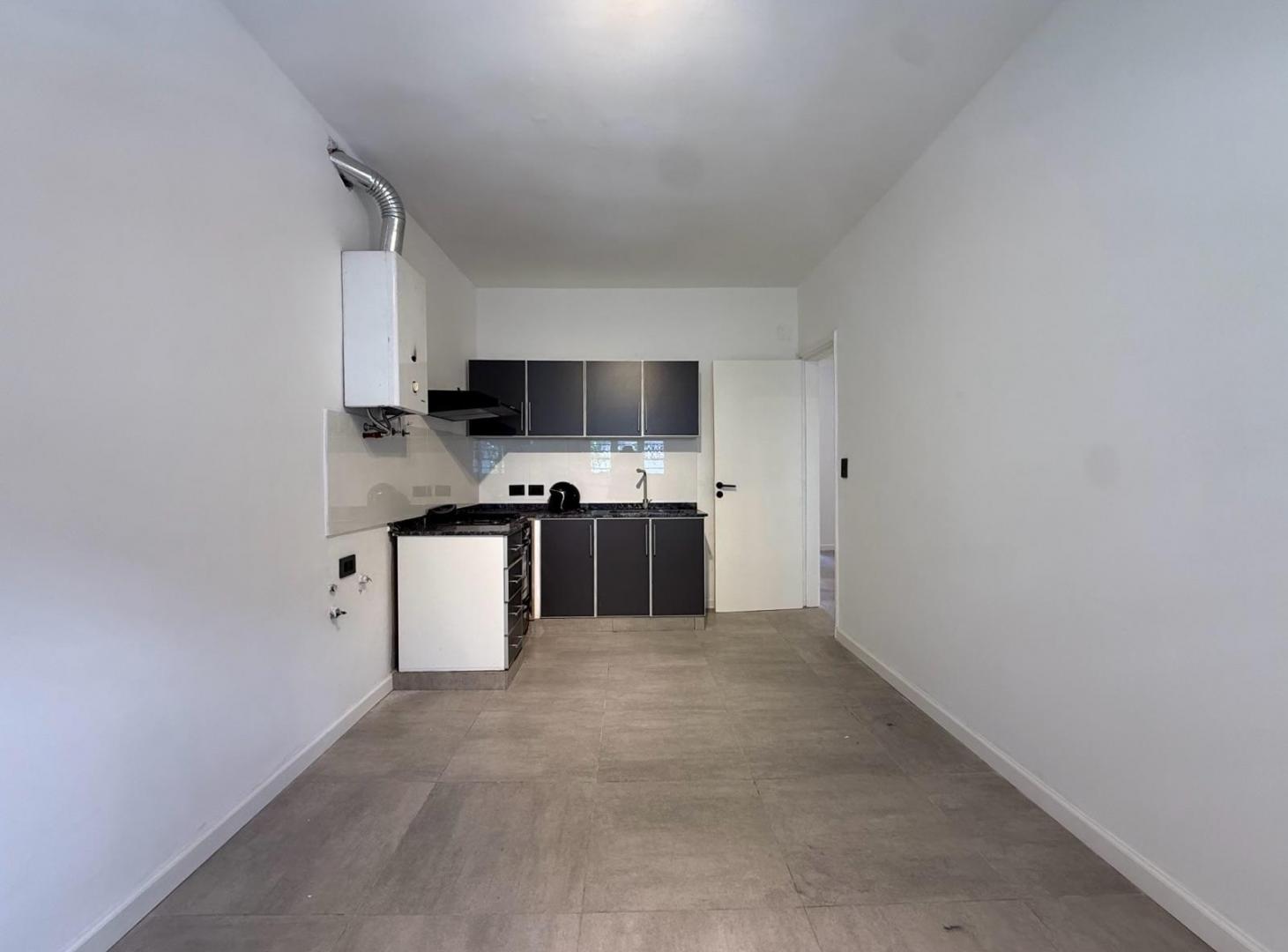 Foto de VENTA - Planta alta totalmente reciclada 3 dormitorios con patio y, imagen 3