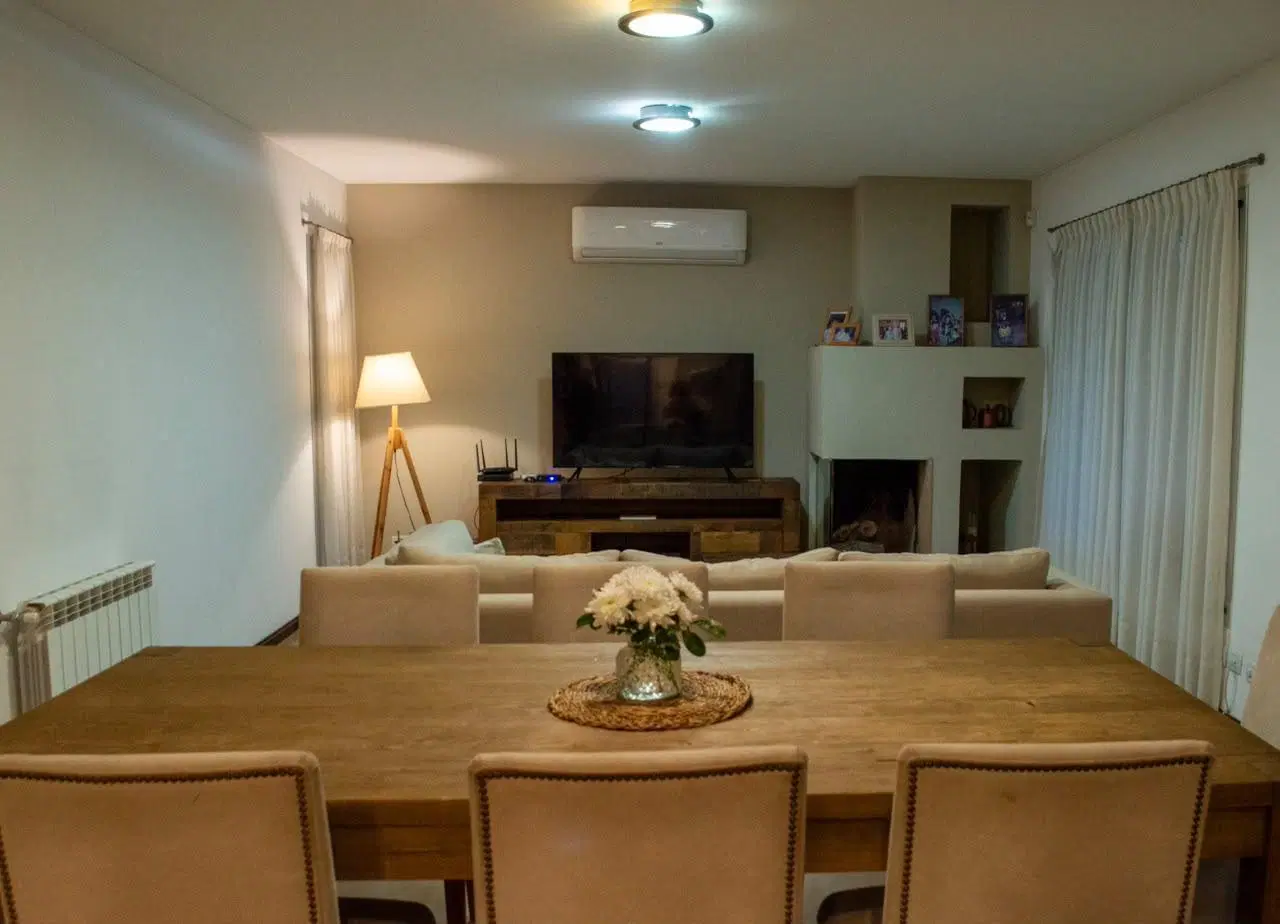 VENTA - Casa de 4 dormitorios, jardín y piscina. Cantegril, Funes. 3