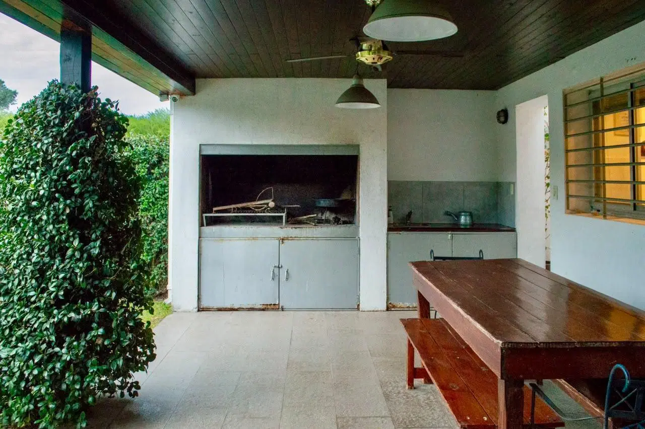 VENTA - Casa de 4 dormitorios, jardín y piscina. Cantegril, Funes. 8