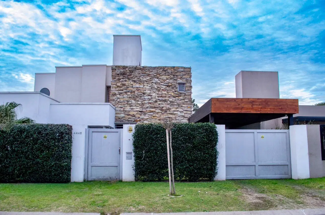 VENTA - Casa de 4 dormitorios, jardín y piscina. Cantegril, Funes. 1