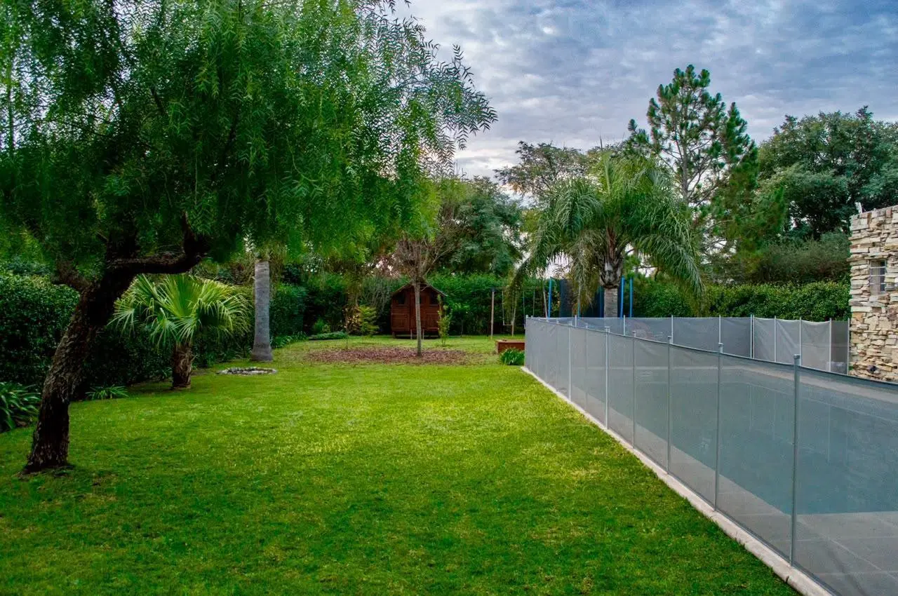 VENTA - Casa de 4 dormitorios, jardín y piscina. Cantegril, Funes. 4