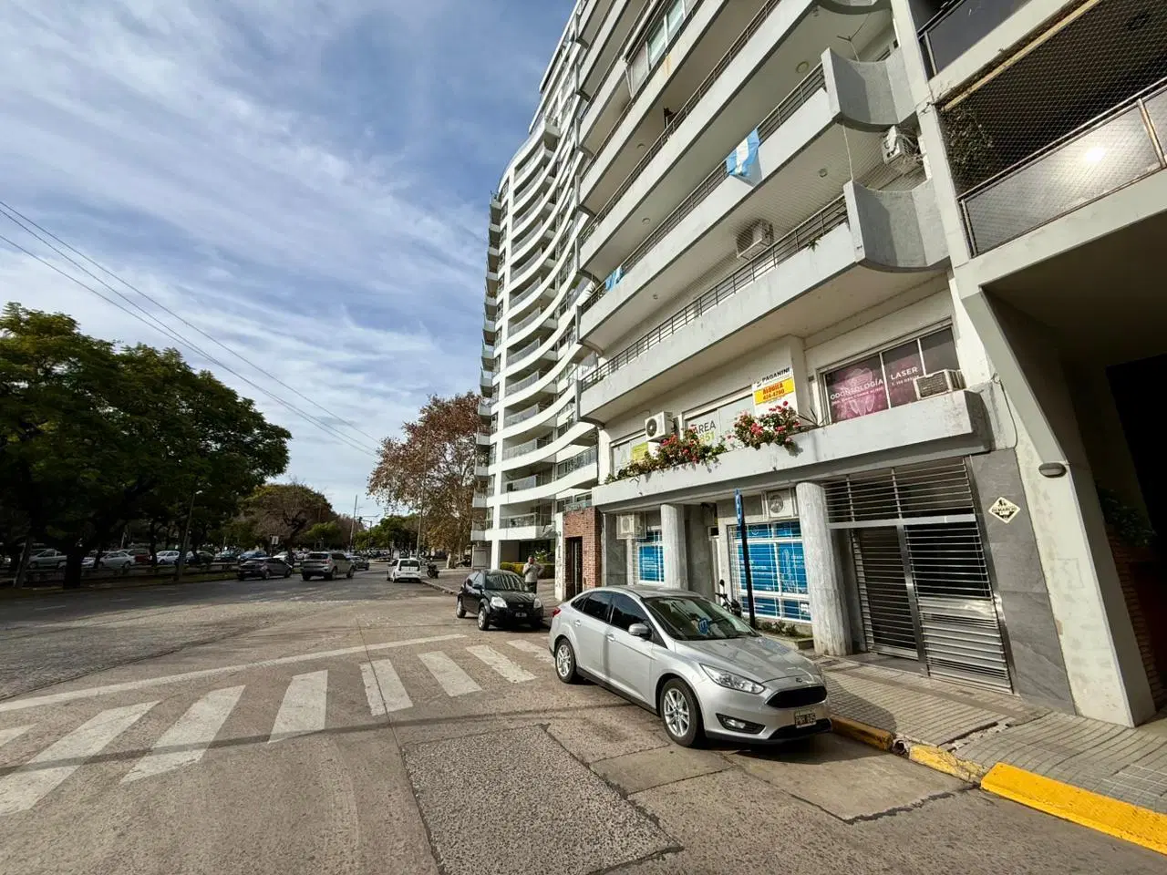 VENTA/ALQUILER - Departamento de 6 ambientes apto profesional. Centro, Rosario. 2
