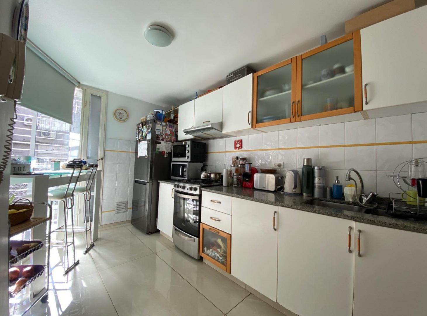 Foto de VENTA - Departamento de 2 dormitorios con cochera. Barrio Martin, imagen 3